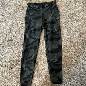 Old Navy Active Elevate Legging Camo Size L EUC